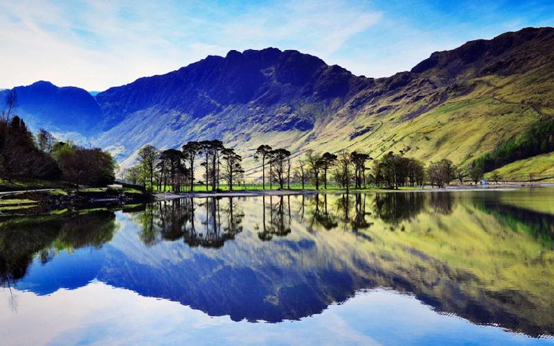 Nước Anh chinh phục du khách nhờ những ngọn đồi thoai thoải ở vùng Lake District hay bờ biển xinh đẹp xứ Cornwall. Ngoài ra, tuyến xe bus X53 dọc bờ biển Jurassic cũng đáng để bạn trải nghiệm. Ảnh:Telegraph.