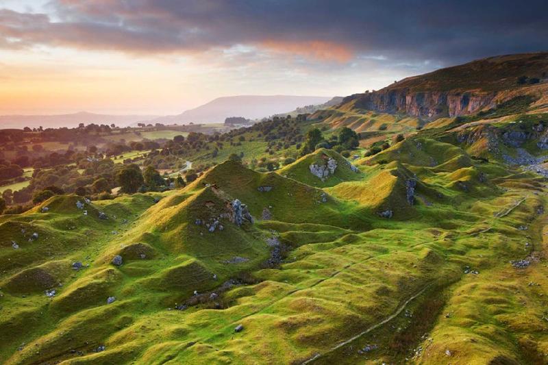 Xứ Wales giống như miền cổ tích với những khu rừng và dãy núi tuyệt đẹp. Ngoài ra, bạn còn có thể thăm thú các lâu đài và tìm hiểu về lịch sử của vùng đất này. Ảnh: Condé Nast Traveller.