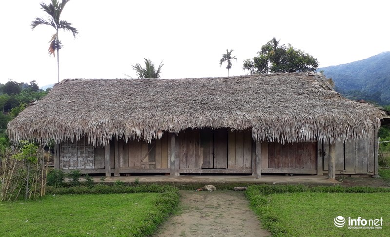 Tại làng Húng vẫn còn 1 lớp học, 1 nhà ở giáo viên và 1 phòng làm việc bằng tranh tre nứa lá.