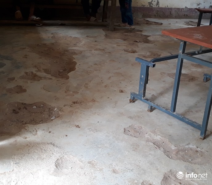 Nhiều lớp học hư hỏng bong tróc nền nhà.