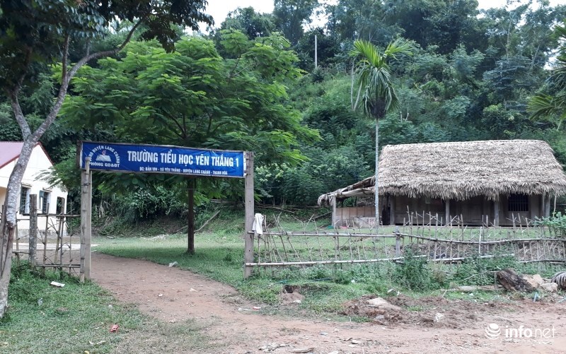 Tại bản Vịn vẫn còn 2 lớp học và 1 khu nhà giáo viên lợp bằng lá kè cũ nát.