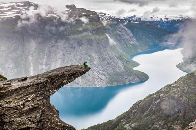 Trolltunga, Na Uy: Để ngồi vắt vẻo trên vách đá chìa ra hồ Ringedalsvatnet ở độ cao hơn 1.000m và chụp một bức ảnh để đời thì việc phải cuốc bộ hơn 11km qua các hồ, vịnh hẹp và núi phủ băng là điều hoàn toàn xứng đáng.