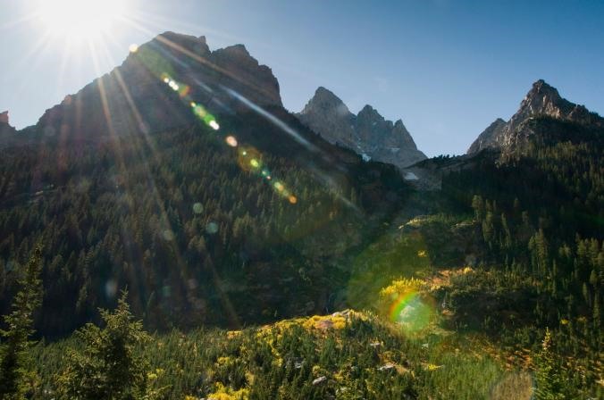  Đường mòn Cascade Canyon đến hồ Solitude, Mỹ: Đường mòn tuyệt đẹp dài 25,7km, đi qua các hồ xanh, thác nước và những ngọn núi hùng vĩ là đến Công viên quốc gia Grand Teton.