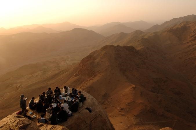  Núi Sinai, Ai Cập: Khởi hành từ nửa đêm, leo lên một trong những đường mòn dài nhất dẫn đến tu viện và bước lên bậc đá do các tu sĩ đục vào núi, bạn sẽ lên đỉnh vào đúng bình minh, ngồi trước đền thờ để ngắm cảnh mặt trời lên giữa sa mạc.