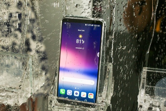 LG V30: Với màn hình khung lên tới 6 inch, viền màn hình siêu mỏng, thiết kế sang trọng và hai camera phía sau (trong đó một camera ống kính góc rộng), V30 là chiếc smartphone tốt nhất của LG trong năm nay. 