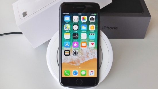 Tuy nhiên do được trang bị bộ vi xử lý mới hơn, mạnh hơn nên iPhone 8 và 8 Plus có tính năng camera được cải tiến với tốc độ xử lý nhanh hơn, cảm biến hình ảnh mới và đi kèm tính năng sạc không dây. 