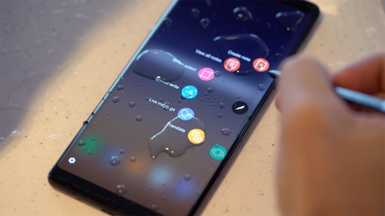 Samsung Galaxy Note 8 (Galaxy S8 và S8 Plus): Đầu tiên phải kể đến Galaxy Note 8, đây là thiết bị cao cấp nhất và tốt nhất của Samsung hiện tại, xếp trên cả Samsung Galaxy S8 và S8 Plus với hai camera và một loạt tính năng tối ưu hóa cho bút stylus. 
