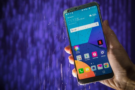 LG G6: So với các đối thủ trong cùng danh sách, mặc dù LG G6 không sở hữu cấu hình phần cứng mạnh nhất, camera nổi bật nhất nhưng lại là thiết bị có giá tốt nhất trong khi vẫn đáp ứng được kỳ vọng của người dùng, tất nhiên cùng khả năng chống nước đạt chuẩn IP68, cao hơn cả iPhone X.