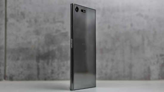 Sony Xperia XZ Premium: Mặc dù Xperia XZ Premium có thiết kế quen thuộc, nhưng đây vẫn là một trong những smartphone sang trọng và nam tính nhất hiện nay. 