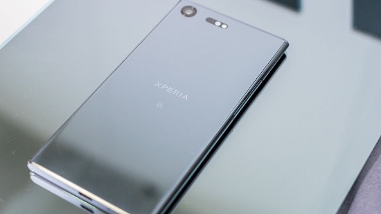 Giống như bộ đôi Galaxy S8 và S8 Plus của Samsung, Xperia XZ Premium của Sony cũng được thiết kế đạt chuẩn IP68 về khả năng chống nước ngập khoảng 1,5 m trong 30 phút. Điều đó giúp cho người dùng yên tâm hơn khi chụp ảnh dưới mưa, vô tình làm rơi trong bể bơi hoặc bồn tắm.