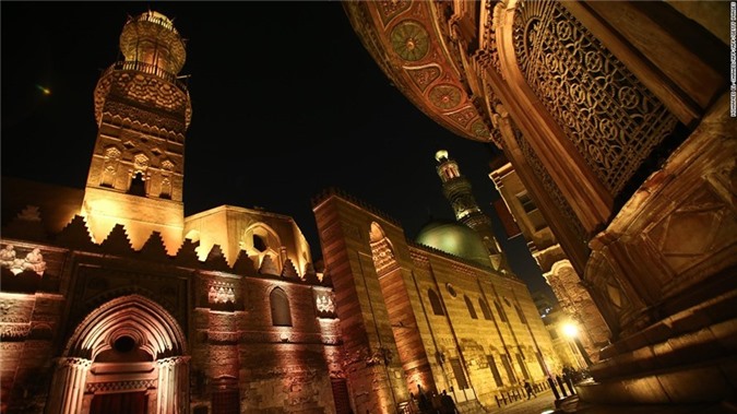 Thủ đô Cairo, Ai Cập với bề dày lịch sử hơn 1.000 năm. Trong ảnh là con đường Al-Mu'izz al-Din Illah - một trong những con đường gắn liền với lịch sử quan trọng nhất với Hồi giáo ở Cairo.