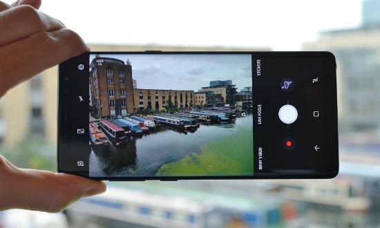 Samsung Galaxy Note 8 là thiết bị có màn hình lớn nhất với chất lượng hiển thị tốt nhất từ trước tới nay của Samsung, là thiết bị đầu tiên sở hữu hệ thống camera kép với tính năng ổn định hình học cho cả hai camera, bút S Pen đa năng hơn tối ưu hóa nhu cầu làm việc di động.