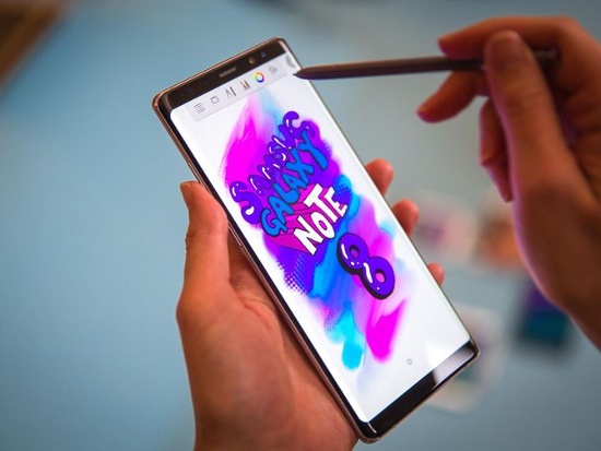 Tất nhiên bút S Pen của Samsung đi kèm chính là phụ kiện để tối ưu hóa khả năng giải trí cũng như làm việc di động dựa vào màn hình kích thước lớn của Galaxy Note 8. 