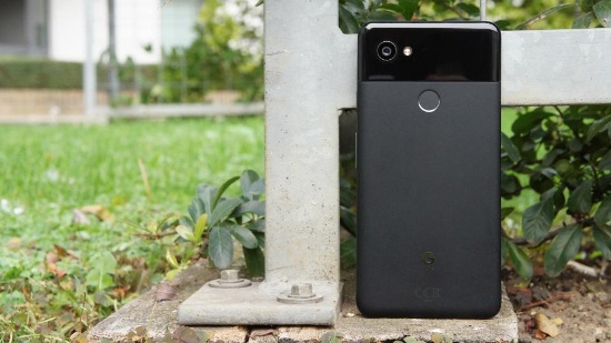 Không chạy theo xu hướng camera kép, nhưng camera chính trên Pixel 2 XL được đánh giá là tốt nhất trên smartphone hiện nay. Trong đó camera chính có độ phân giải 12 megapixel khẩu độ f/1.8, hỗ trợ lấy nét theo pha, chống rung quang học và camera trước 8 megapixel khẩu độ f/2.4.