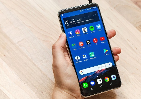 LG V30: Dựa trên thành công của phiên bản G6, LG tiếp tục tung ra phiên bản V30 và đây là chiếc phablet có màn hình lớn nhất với viền màn hình mỏng nhất từ trước đến nay của LG. 