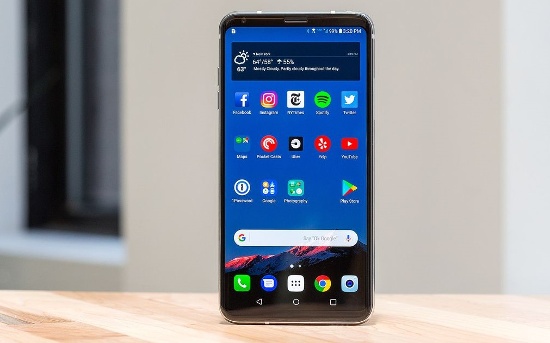 Màn hình của LG V30 có viền rất mỏng, không chỉ ở hai bên mép mà cả ở mép trên và mép dưới. Thiết bị có màn hình OLED 6 inch độ phân giải Quad HD với tỉ lệ 18:9 được bảo vệ bằng kính Gorilla Glass 5. Tất nhiên màn hình của V30 cũng hỗ trợ công nghệ hình Dolby Vision - HDR 10. 
