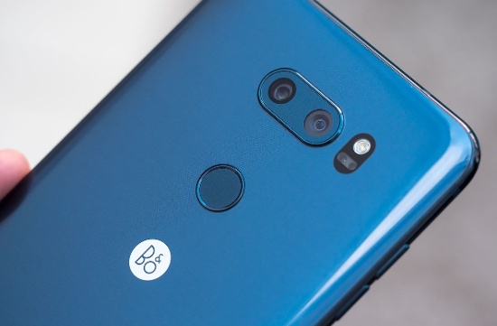Bên trong LG V30 sử dụng con chip Snapdragon 835 cùng RAM 4GB - 64GB hoặc 128GB bộ nhớ trong, đồng thời hỗ trợ khe cắm thẻ nhớ mở rộng tối đa 256GB. Viên pin đi kèm có dung lượng 3.300 mAh và hỗ trợ sạc nhanh. Bên cạnh đó máy cũng trang bị chuẩn chống nước, bụi IP68. 