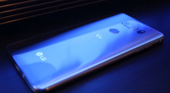 LG V30 còn tối ưu hóa khả năng quay video khi hỗ trợ chế độ quay phim thủ công, bổ sung các hiệu ứng Cine Effects với 16 bộ lọc màu sắc khác nhau, chế độ Cine Video giúp zoom vào một khu vực bất kỳ trong khi quay, tất nhiên không thể thiếu khả năng ghi âm thanh chất lượng cao.