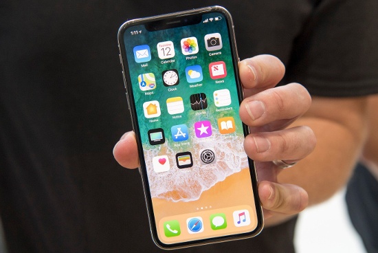 Nổi bật nhất trên iPhone X chính là màn hình không viền. Đây là chiếc iPhone có màn hình với mật độ điểm ảnh cao nhất hiện nay (458ppi) mà Apple gọi là Super Retina. Máy có màn hình 5.8 inch, độ phân giải 2436x1125 pixel và là chiếc iPhone đầu tiên sử dụng màn hình OLED với công nghệ True Tone.