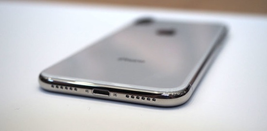 Về camera, iPhone X được trang bị camera kép 12 megapixel, giống Galaxy Note 8 cả 2 ống kính đều có chống rung quang học OIS với cảm biến mới lớn hơn và nhanh hơn. Camera góc rộng có khẩu độ f/1.8 còn camera telephoto có khẩu f/2.4. 