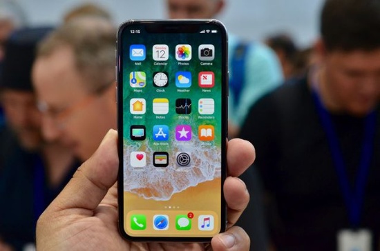 iPhone X trang bị chip A11 Bionic với 6 nhân, gồm 2 nhân hiệu suất cao và 4 nhân tiết kiệm pin. Trong đó, 2 nhân hiệu suất cao mạnh hơn 25% so với chip A10, 4 nhân tiết kiệm pin mạnh hơn 70%. GPU mạnh hơn 30% so với thế hệ cũ, máy có RAM 3GB và bộ nhớ trong 64/256GB.