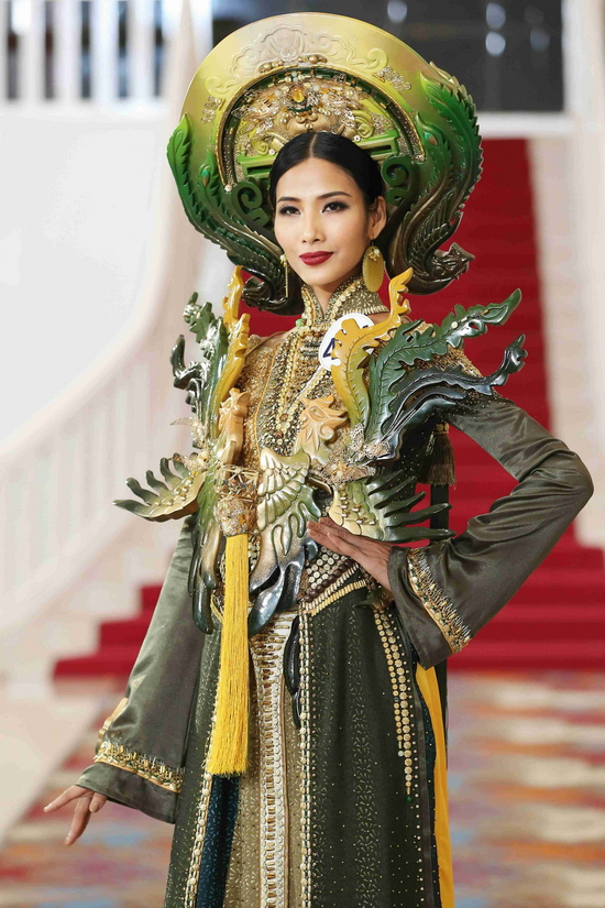 Hoàng Thùy trình diễn trang phục dân tộc