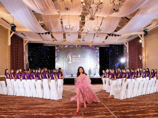 Hoàng Yến thị phạm catwalk