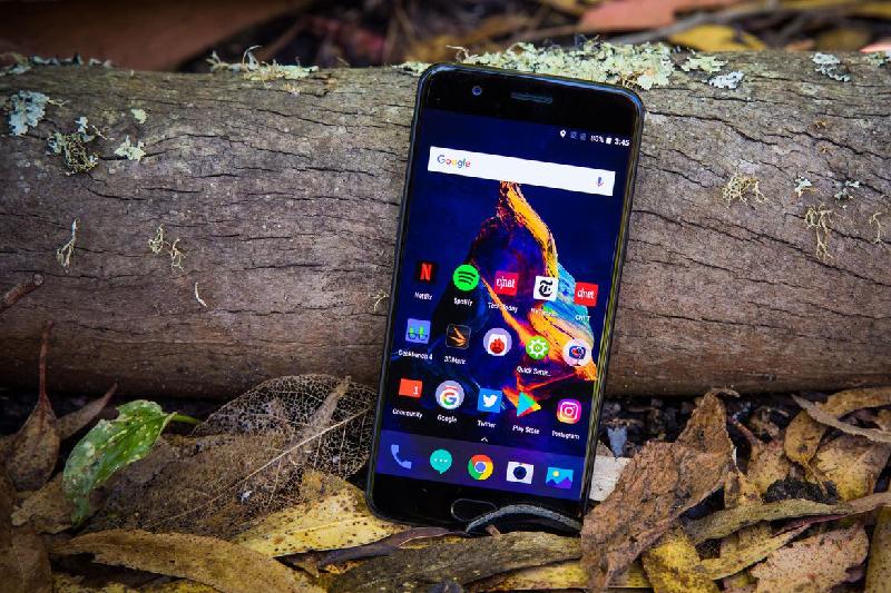 OnePlus 5: (giá khoảng 11 triệu đồng): Với thiết kế cao cấp, camera được cải tiến lớn và phần cứng được nâng cấp, bao gồm tùy chọn phiên bản RAM tới 8GB, OnePlus 5 được đưa vào nhóm những smartphone chạy nhanh nhất, trong khi giá thành rẻ hơn các đối thủ khá nhiều. Tuổi thọ của pin cũng ở mức cao nhất và jack cắm tay nghe vẫn được duy trì sẽ là những lợi thế mà người dùng lưu tâm khi còn đắn đo trước OnePlus 5.