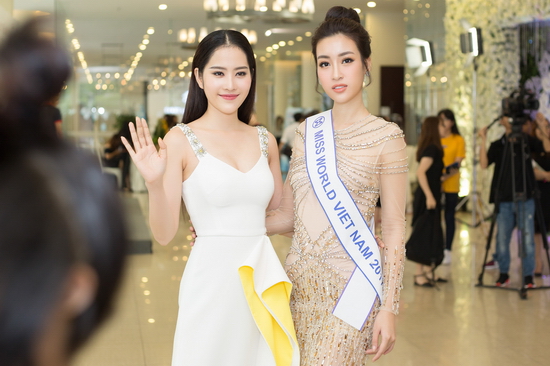 Trong sự kiện, Nam Em đã chia sẻ với Đỗ Mỹ Linh những điều mà cô từng trải qua khi dự thi Miss Earth 2016, những điều nên tránh, hơn hết là phải giữ vững tinh thần và sức khỏe cho cuộc thi dài và lịch trình dầy đặc sắp tới.