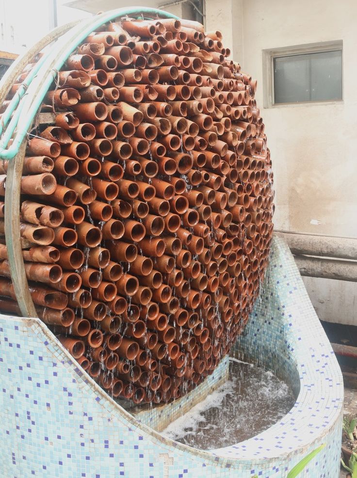 Giải pháp điều hòa không khí sử dụng đất nung thân thiện với môi trường  Về ý tưởng này, Monish Siripurapu, người sáng lập Ant Studio, đã chia sẻ: “Là một kiến trúc sư, tôi muốn tìm kiệm một giải pháp thân thiện với môi trường mà cũng rất nghệ thuật nhờ sử dụng những phương thức thủ công truyền thống.”