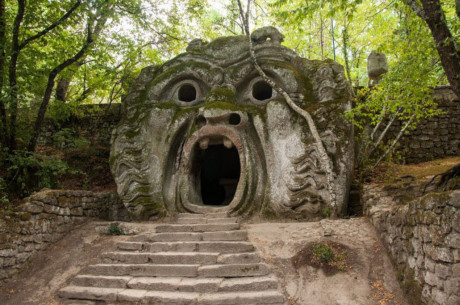 Người đàn ông quý tộc đó là Công tước Bomarzo hay còn được gọi là Vicino và người vợ của ông là Giulia Farnese, qua đời vào năm 1560.