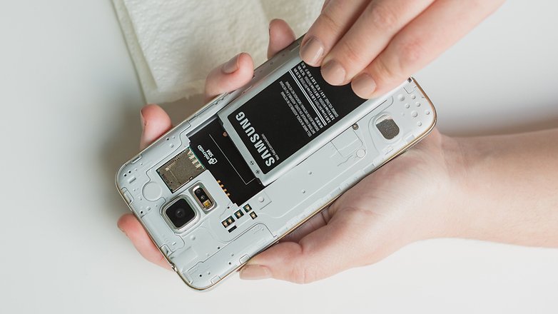 Tháo pin, sim, thẻ nhớ một cách nhanh chóng để xử lý điện thoại ngấm nước.