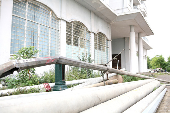 Do xảy ra khiếu kiện nên người dân thuộc diện tái định cư đã không nhận nhà, xung quanh cỏ mọc um tùm sau 10 năm.