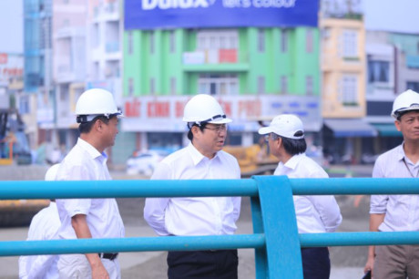 Sáng ngày 28/10, ông Trương Quang Nghĩa, Bí thư Thành ủy Đà Nẵng và ông Huỳnh Đức Thơ, Chủ tịch UBND TP Đà Nẵng, đã đến thị sát công trình hầm chui nút giao thông Điện Biên Phủ - Nguyễn Tri Phương. Công trình này đang chạy đua thời gian để hoàn thành, phục vụ APEC.