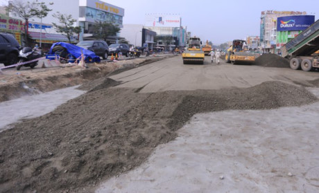 Đại diện nhà thầu thi công cho biết sẽ kịp hoàn thành công trình, đưa vào lưu thông trước APEC. Mặc dù vậy, công trình sẽ chỉ xong phần thô và phần cảnh quan sẽ được thi công tiếp sau APEC. Đại diện nhà thầu thi công cũng đề nghị lãnh đạo Đà Nẵng cho phép thông xe công trình vào ngày 30/10 thay vì ngày 29/10 như yêu cầu trước đó. Lãnh đạo thành phố Đà Nẵng cho rằng việc dời lại một ngày mà đảm bảo an toàn cho công trình là cần thiết. APEC quan trọng nhưng chất lượng công trình phải đặt lên hàng đầu. Trong ảnh: Nền đường hầm chui đã được thảm nhựa. Các hạng mục đang tiếp tục hoàn thành.