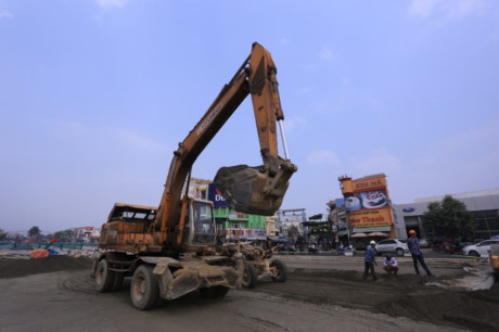 Máy móc phương tiện đang hối hả thi công để công trình này kịp thông xe vào ngày 30/10.