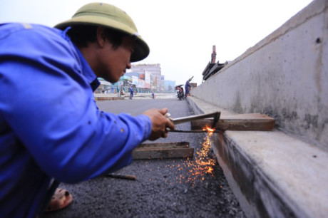Công nhân thi công hạng mục phụ của công trình.