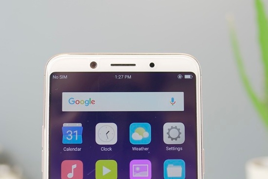Mặt trước của Oppo F5 nổi bật với màn hình không viền nhìn rất giống LG V30, cũng như các mẫu smartphone cao cấp hiện nay như Galaxy Note 8, Galaxy S8, LG G6 … 