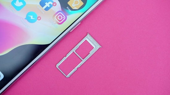 Trong khi cạnh bên phải gồm có phím nguồn và khay chưa ba thẻ, trong đó bao gồm 2 thẻ SIM nano và thẻ nhớ microSD. Như vậy người dùng vừa có thể sử dụng chức năng 2 SIM vừa có thể sử dụng thẻ nhớ mở rộng mà không phải “hy sinh” tính năng nào.