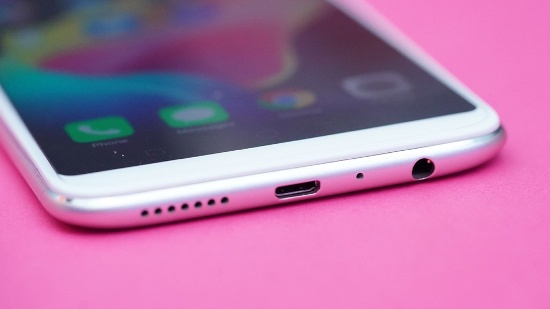 Cạnh dưới cùng của Oppo F5 là loa, cổng micro USB quen thuộc, micrô chính và giắc tai nghe. Có vẻ như Oppo đã bỏ qua một tiêu chuẩn quan trọng về tính năng trên F5 đó chính là sử dụng cổng USB-C mới hơn thay vì cổng micro USB cũ như trước đây. 