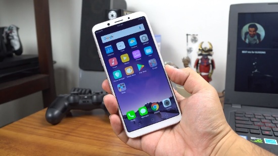 Nhìn chung thiết kế tổng thể của Oppo F5 vẫn mang lại cảm giác khá tốt dù sử dụng vỏ nhựa. Các cạnh cong, trọng lượng nhẹ, cách bố trí các nút bấm thoải mái và dễ bấm giúp cho việc cầm thiết bị và thao tác trên tay khá thoải mái. 
