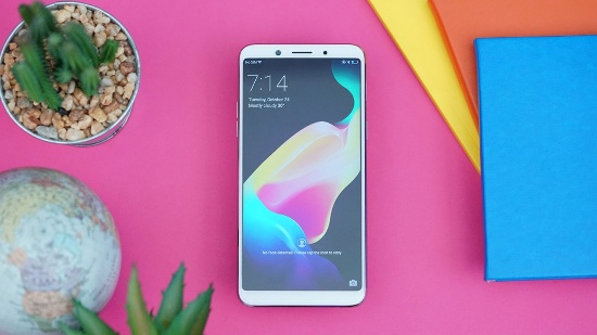 Oppo F5 sở hữu là màn hình hiển thị khá lớn với kích thước 6 inch, tấm nền IPS, độ phân giải Full HD+ (2160 x 1080 pixel) với mật độ điểm ảnh đạt 402 ppi, được bảo vệ bằng kính cường lực Glass Gorilla 5 và sử dụng tỉ lệ phổ biến 18: 9. Mép trên cùng màn hinh là loa thoại, camera phụ 20 megapixel được trang bị công nghệ AI Beautification của OPPO.