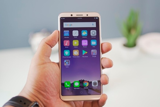 Nhờ sử dụng tỉ lệ màn hình 18:9 mà Oppo F5 dù có kích thước lên tới 6 inch nhưng vẫn thon gọn, chỉ ngang với những máy màn hình 5.5 inch tỷ lệ 16:9 truyền thống. Viền màn hình của Oppo F5 được vát khá mỏng, nhất là 2 viền trên dưới mang đến nhiều không gian hiển thị hơn. 