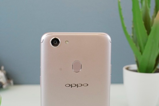 Một trong những tính năng chính của Oppo F5 chính là camera. Thiết bị được trang bị cụm camera chính mặt sau độ phân giải 16 megapixel, trong khi camera phụ mặt trước chuyên chụp selfie có độ phân giải 20 megapixel. Ứng dụng camera cung cấp rất nhiều chế độ chụp như HDR, Timelapse, Panorama, Expert (Manual) với Ultra HD, hỗ trợ zoom kỹ thuật số 2x, tích hợp nhiều bộ lọc và chế độ làm đẹp Beauty. 