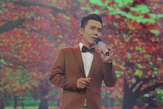 Nam ca sĩ thể hiện đầy suy tư, buồn đến nao lòng.