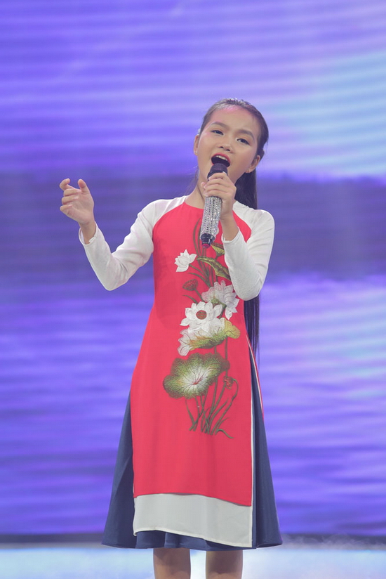 Sự luyến láy đặc trưng cùng những đoạn lên giọng gió cao vút, giải 3 của Thần Tượng Tương Lai như mở ra một khung trời thơ mộng với chiếc đò, con sông cùng câu hò sắt son đợi chờ.