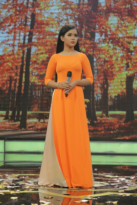 Với nét diễn đượm buồn hoà cùng tiếng hát sâu lắng, “thiên thần Bolero” thể hiện tâm tư nửa dỗi hờn, nửa trách móc của người con gái đối với tình cũ.
