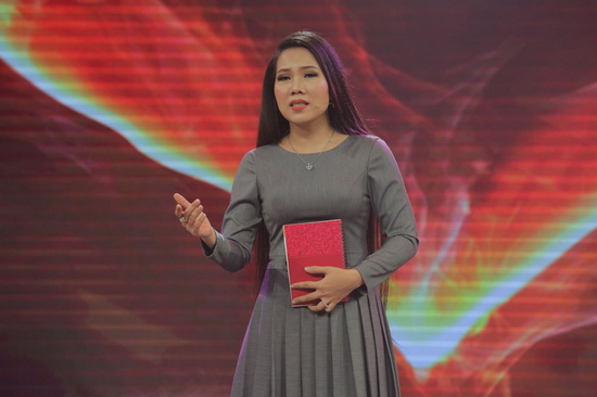 Tiếp đến, Thu Vân mang đến tiết mục Tân cổ đặc sắc với ca khúc đình đám một thời Cho vừa lòng em. 