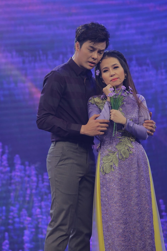 Với ca từ giản dị nhưng vô cùng sâu lắng, cặp đôi như làm cho cả khán phòng lắng đọng trước câu chuyện tình của đôi lứa yêu nhau nhưng không đến được với nhau.