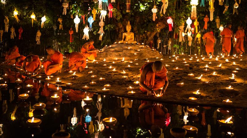 Loy Krathong diễn ra trên khắp Thái Lan, nhưng quy mô hoành tráng nhất là tại 4 tỉnh thành: Sukhothai, Bangkok, Ayutthaya, và Chiang Mai. Krathong truyền thống là những chiếc thuyền thủ công nhỏ làm từ thân cây chuối. Nhưng ngày nay, người ta thường dùng xốp styrofoam hoặc bánh mì để đèn tự phân hủy sau vài ngày hoặc cá có thể ăn. Ảnh: 